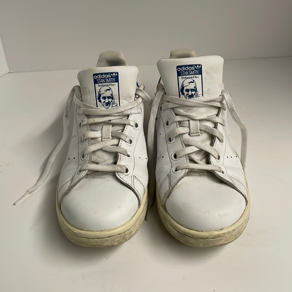 MENS STAN SMITH ADIDAS WHITE/BLUE SNEAKERS, SZ 6.5